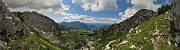 57 Sul sentierino dalla Bocchetta (a sx con Zucco Barbesino) in Corna Grande (a dx) vista sulla Valle dei Mughi